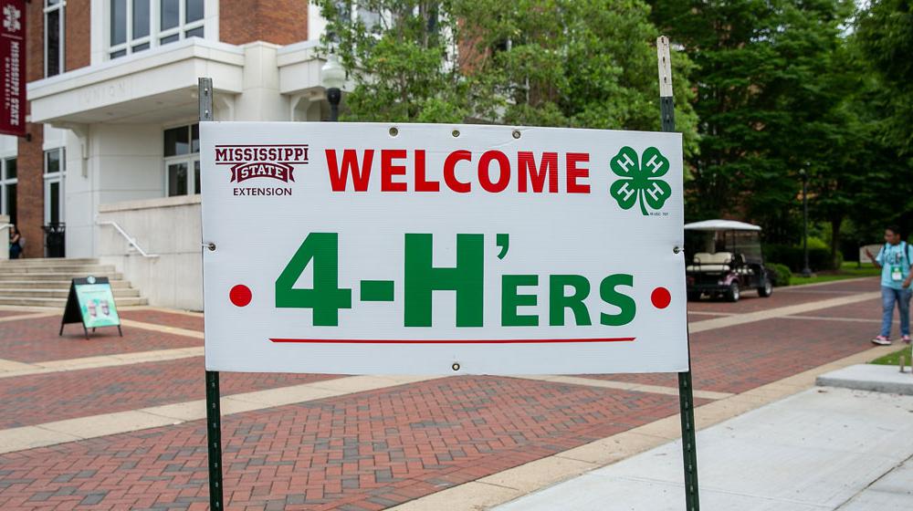 A sign that reads “Welcome 4-H’ers” and has the Mississippi State Extension logo.