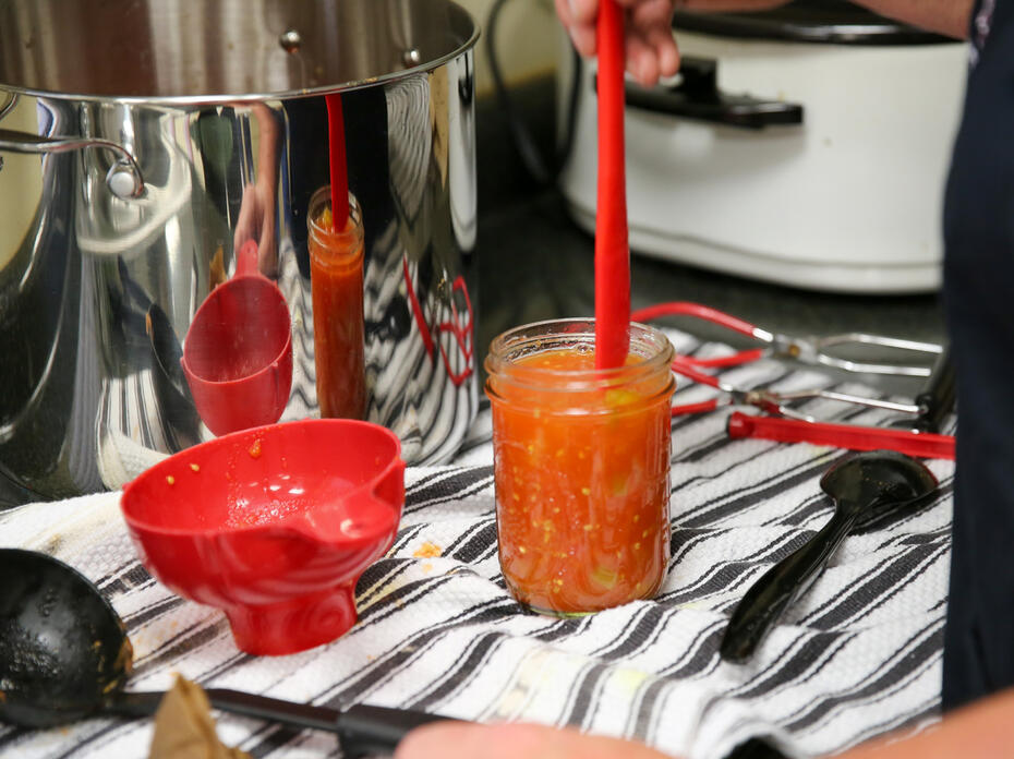 Canning tomatoes 