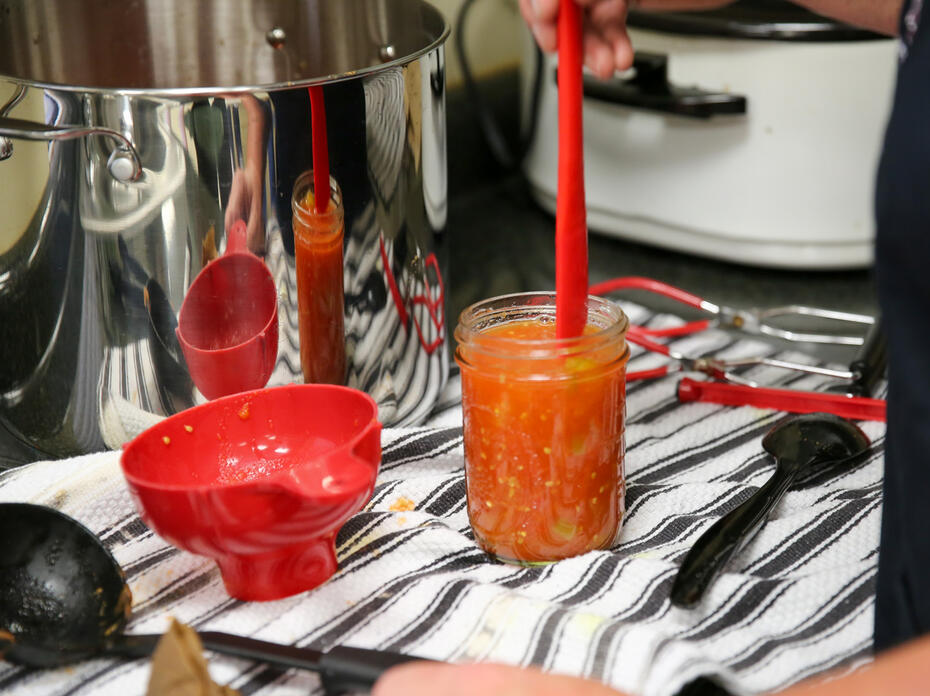 Canning tomatoes 
