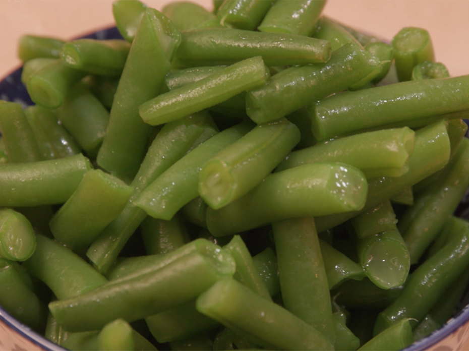 Freshly blanched green beans in a bowl.
