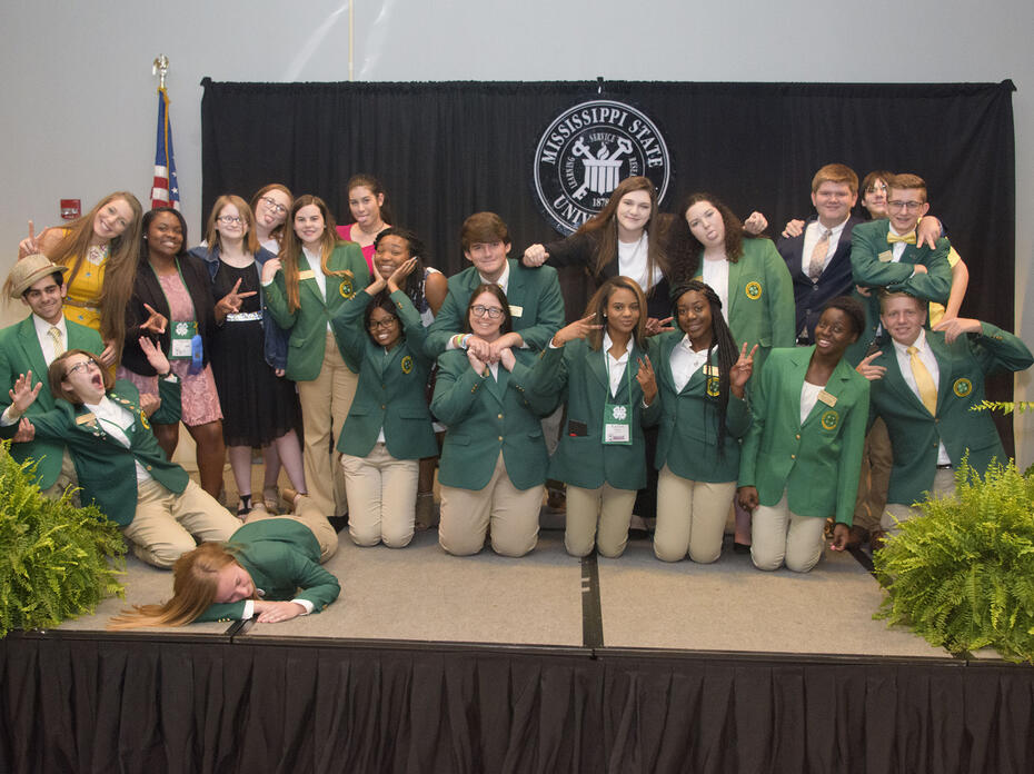 A group of 4-H’ers make silly gestures.