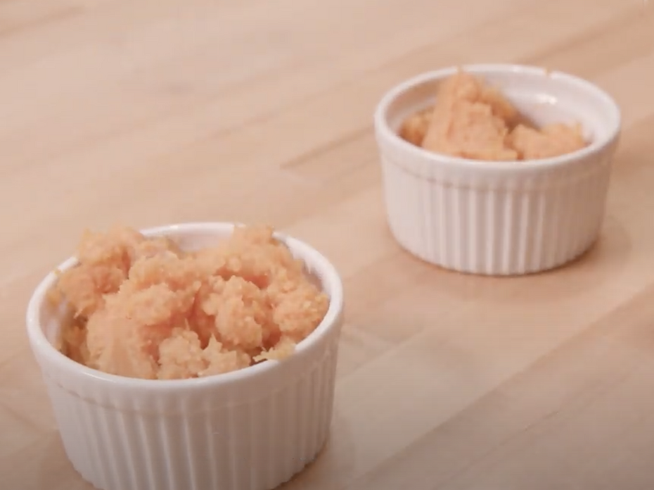 mashed sweet potoatoes im two bowls