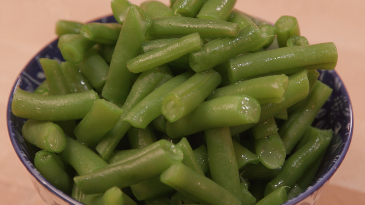 Freshly blanched green beans in a bowl.