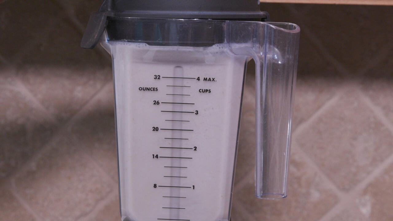 Apple pie smoothie in a blender