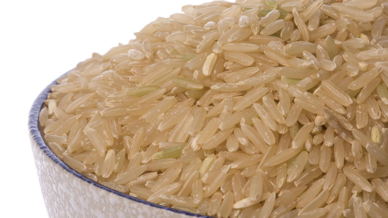 A bowl of uncooked brown rice.