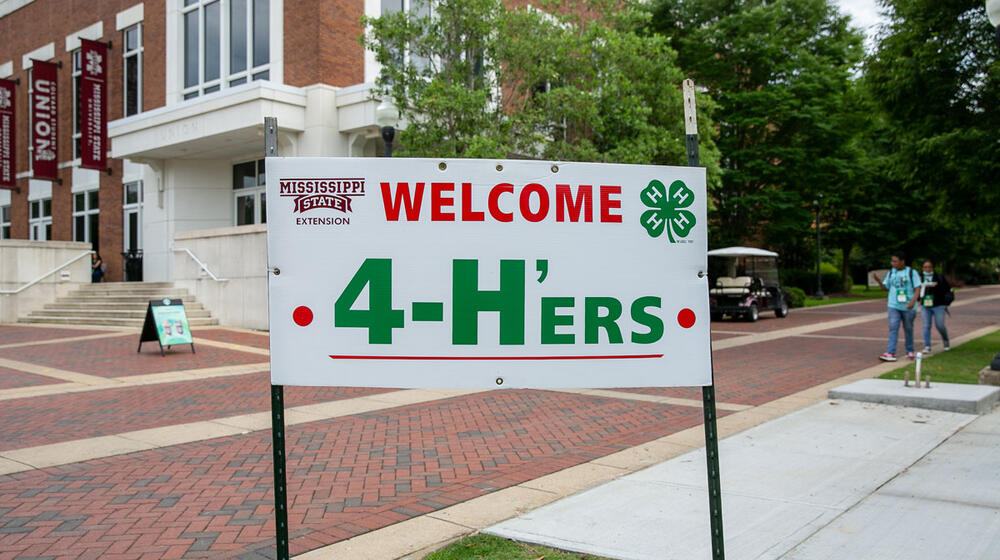 A sign that reads “Welcome 4-H’ers” and has the Mississippi State Extension logo.